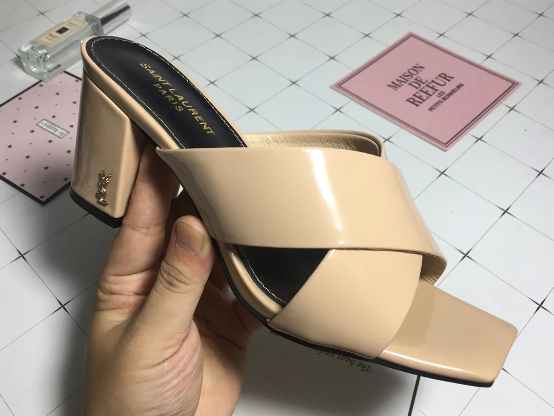 👟👟Ex-factory price 340👟👟 Genuine leather base +40 7CM heel cow patent leather series. 2018 Saint Laurent YSL’s strongest new cross-strap slippers are available in two heel heights. They are 7CM and 9CM respectively. The fabric is made of cowhide. The lining is made of first-layer sheepskin. Size: 34-41 (size 42 can be customized). It is very stable when walking and does not lose its heel.